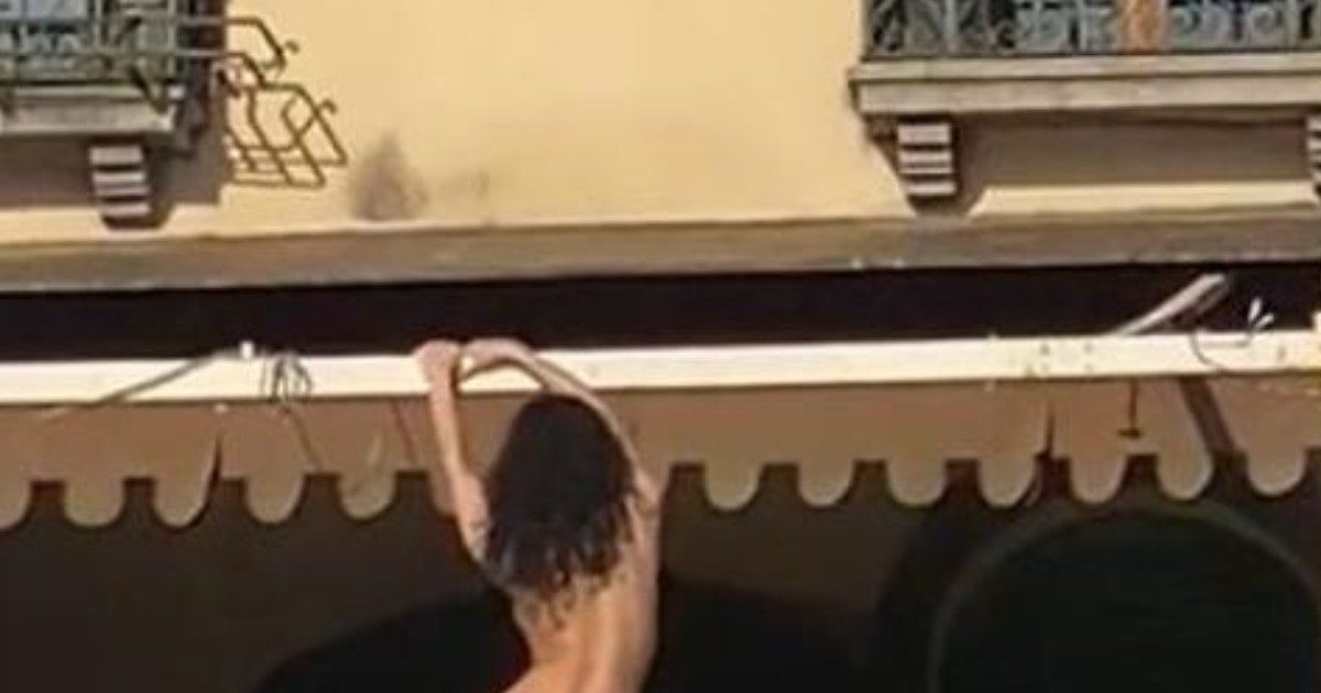 Modella posa completamente nuda sul terrazzo del Palazzo Reale di San Marco per un servizio fotografico: 750 euro di multa e daspo