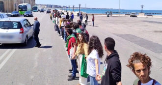 Copertina di Bari, attivisti di Fridays for future “creano” una pista ciclabile umana: “Subito il limite in città di 30 km/h”