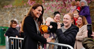 Copertina di Il bimbo ruba la borsetta a Kate Middleton e non vuole restituirla, ecco come è finita