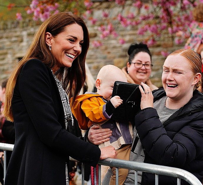 Il bimbo ruba la borsetta a Kate Middleton e non vuole restituirla, ecco come è finita