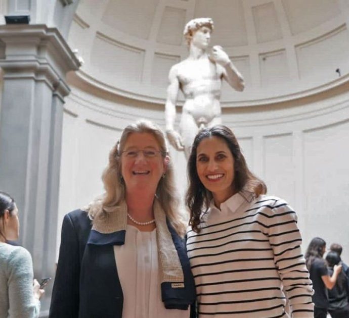 La “rivincita” della prof licenziata per aver mostrato il David di Michelangelo in classe: l’invito della direttrice della Galleria dell’Accademia