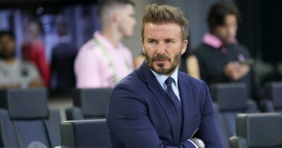 Copertina di “Spero che porterete qui i miei nipoti”: David Beckham si commuove davanti alla stella nella Walk of Fame ma ad attirare l’attenzione sono l’assenza di Brooklyn e la mossa di Harper