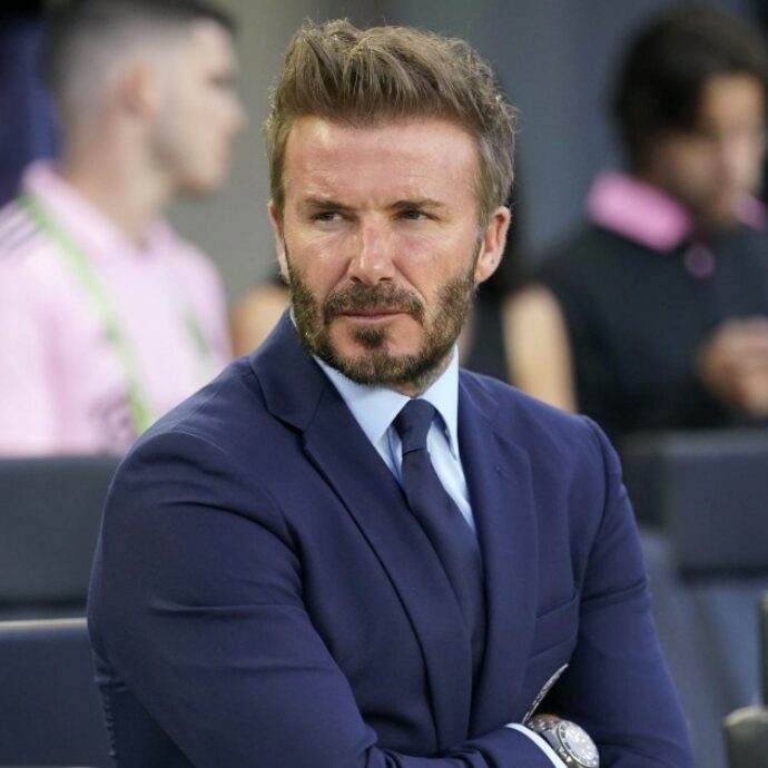 “Spero che porterete qui i miei nipoti”: David Beckham si commuove davanti alla stella nella Walk of Fame ma ad attirare l’attenzione sono l’assenza di Brooklyn e la mossa di Harper