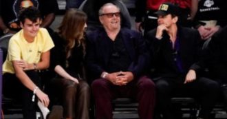 Copertina di Jack Nicholson riappare di nuovo in pubblico: il posto in prima fila alla partita di basket, poi l’abbraccio con Lebron James