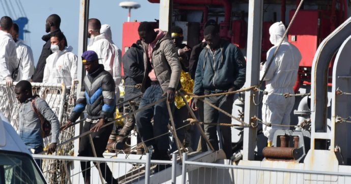 Lampedusa, sbarchi e hotspot al collasso