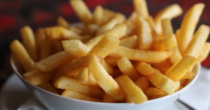 Le patatine fritte aumentano il rischio di ansia e depressione: “Non mangiatele se volete preservare la vostra salute mentale”