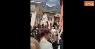 Copertina di “Vergogna, vergogna”: animalisti protestano vicino alla casa di Fugatti in Trentino. Tensione coi residenti
