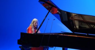 Copertina di La Fenice cancellò il suo concerto tra le polemiche, la pianista Valentina Lisitsa suona a Milano in un evento organizzato da Byoblu