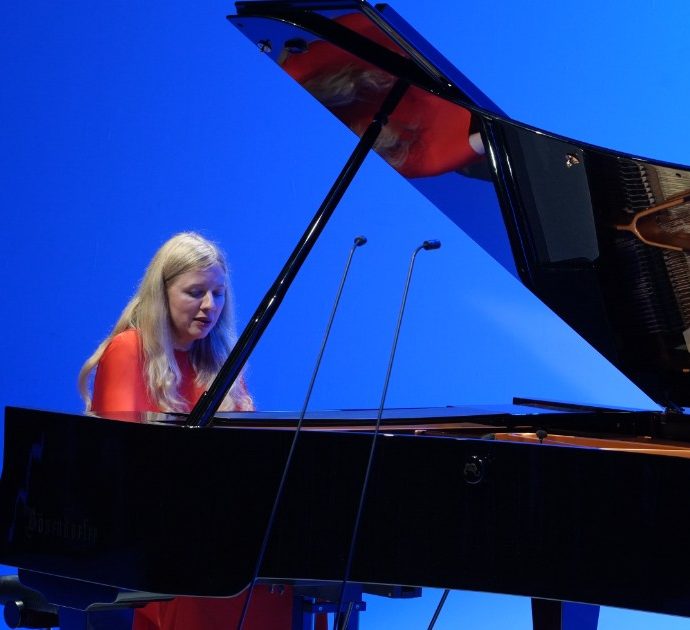 La Fenice cancellò il suo concerto tra le polemiche, la pianista Valentina Lisitsa suona a Milano in un evento organizzato da Byoblu