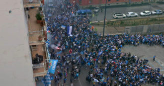 Copertina di Napoli, migliaia di tifosi si riversano nell’area dello stadio Maradona: il video dall’alto