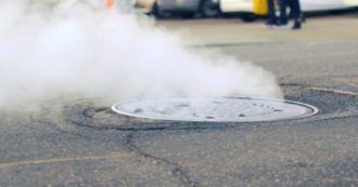 Copertina di Gas altamente tossico fuoriesce dai tombini delle strade: undici morti tra cui almeno tre bambini
