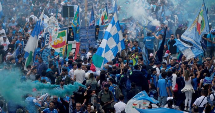 Copertina di L’urlo strozzato di una città. Napoli, la festa è rinviata