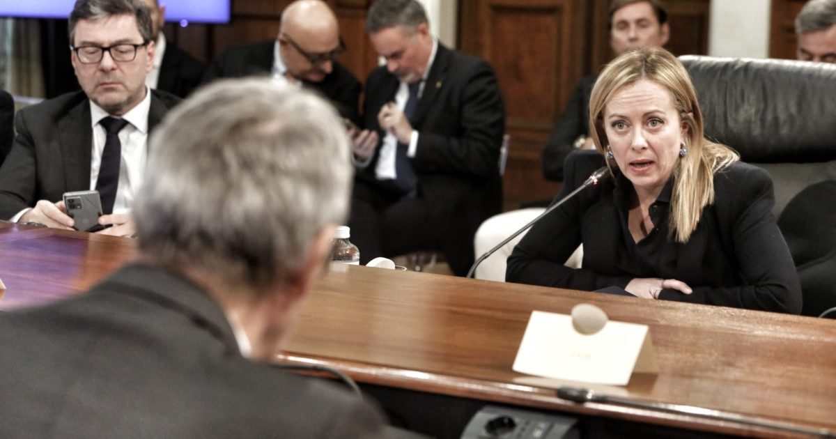 Primo maggio, così il governo pensa ai lavoratori. Voucher, contratti a termine, Reddito: cosa c’è nel decreto. Opposizioni e sindacati: “Provocazione, porta precarietà”