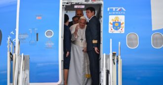 Copertina di Ucraina, il Papa: “In corso una missione di pace del Vaticano ma non è ancora pubblica”. Poi racconta: “Ho avuto una forte polmonite”