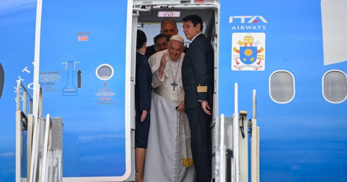 Ucraina, il Papa: “In corso una missione di pace del Vaticano ma non è ancora pubblica”. Poi racconta: “Ho avuto una forte polmonite”