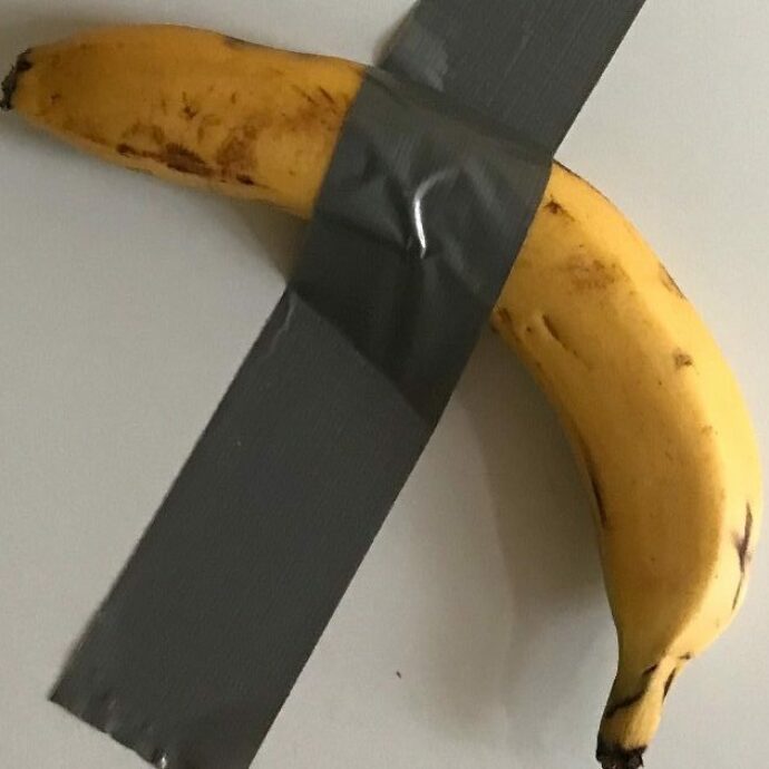La banana di Maurizio Cattelan è stata rubata al Museo Pompidou-Metz. L’opera dell’artista fu bersaglio mesi fa di un altro gesto, un visitatore la mangiò
