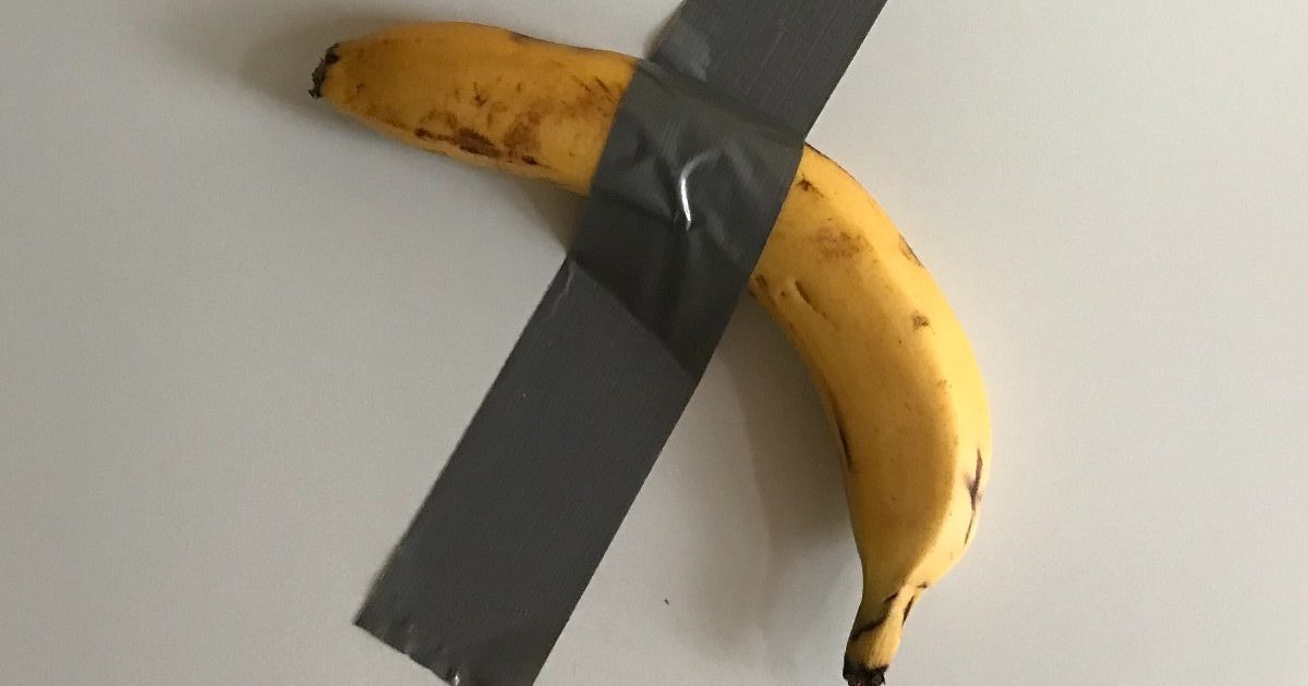 Studente mangia la banana da 120mila dollari dell’installazione di Maurizio Cattelan: “Ho saltato la colazione ed ero affamato”