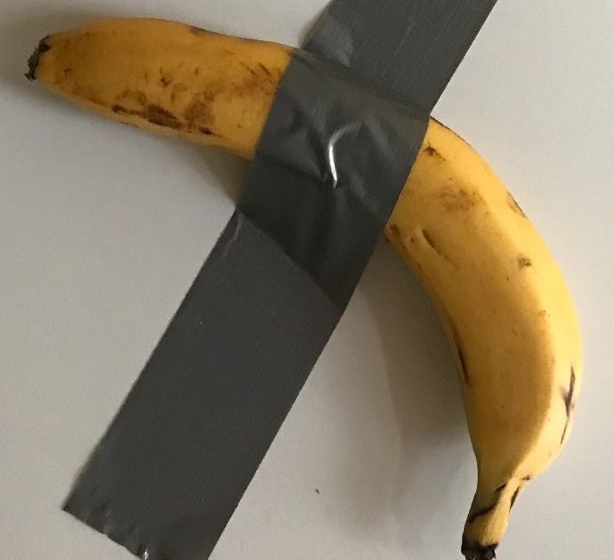 Studente mangia la banana da 120mila dollari dell’installazione di Maurizio Cattelan: “Ho saltato la colazione ed ero affamato”