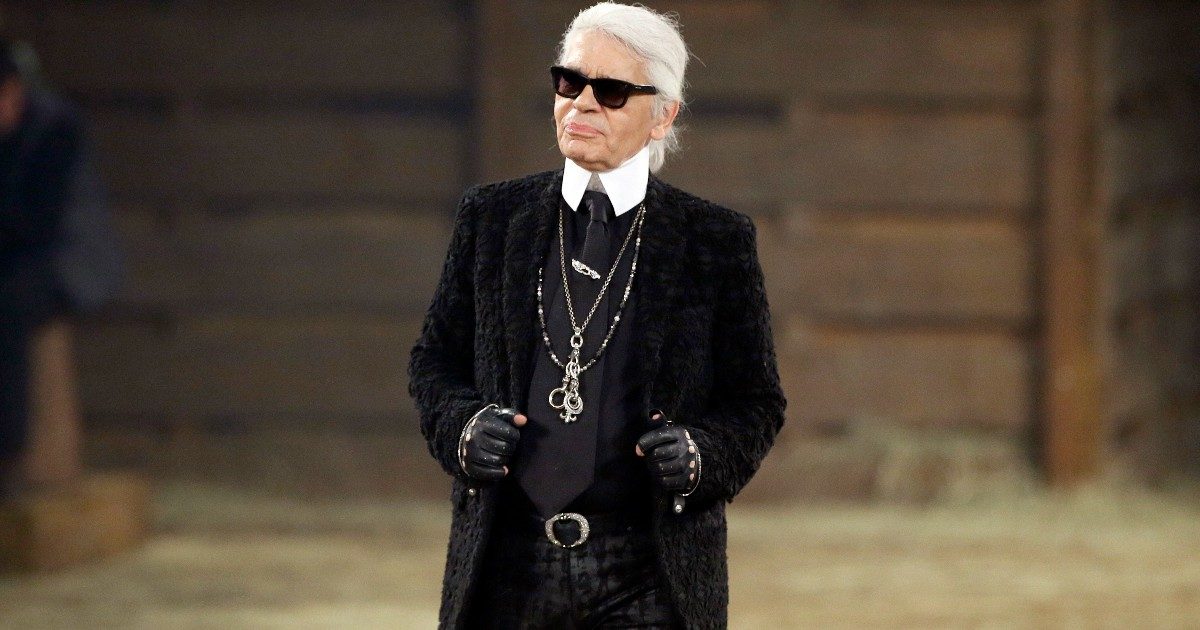 Karl Lagerfeld, la storia e la (misteriosa) vita del geniale stilista divenuto il “Kaiser della moda” a cui è dedicato il Met Gala 2023
