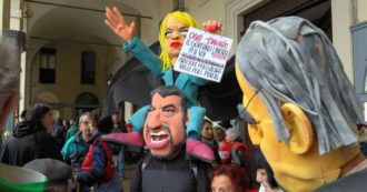 Copertina di Primo Maggio, al corteo di Torino i pupazzi degli esponenti del governo. La caricatura di Meloni col braccio teso portata in spalla da Salvini