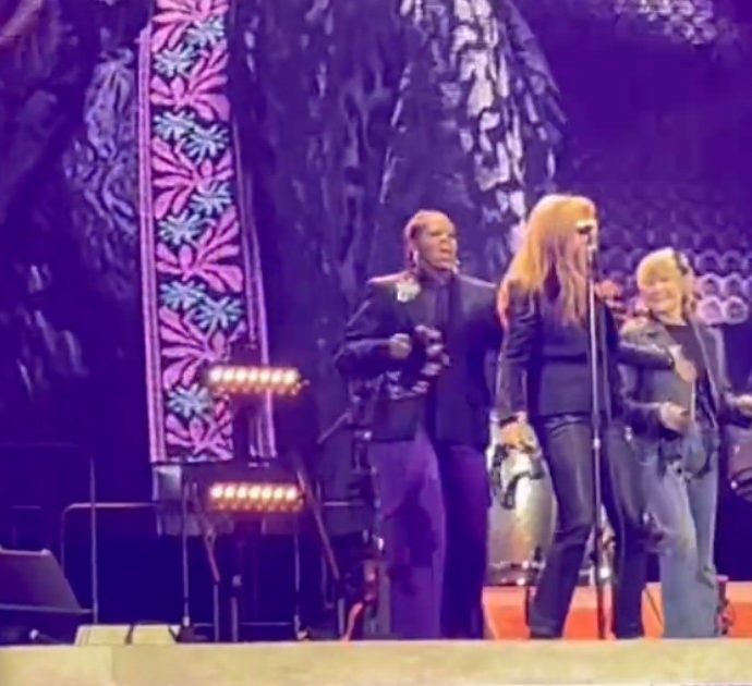 Michelle Obama si scatena sul palco con Bruce Springsteen: suona il tamburello e canta assieme al “Boss” durante il suo concerto – VIDEO