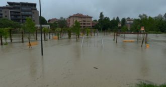 Copertina di Pioggia continua nel Bolognese, il fiume Idice esce dagli argini: allagamenti a Castenaso – Le immagini