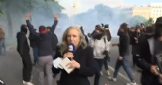 Copertina di Giovanna Botteri, esplode un petardo a pochi centrimetri dalla giornalista: cosa è accaduto a Parigi