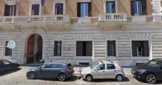 Copertina di Protégée di Berlusconi “sfonda” un palazzo storico per aprire un locale (in guerra con i condomini). Il giudice: “Se sbaglia ricostruirà”