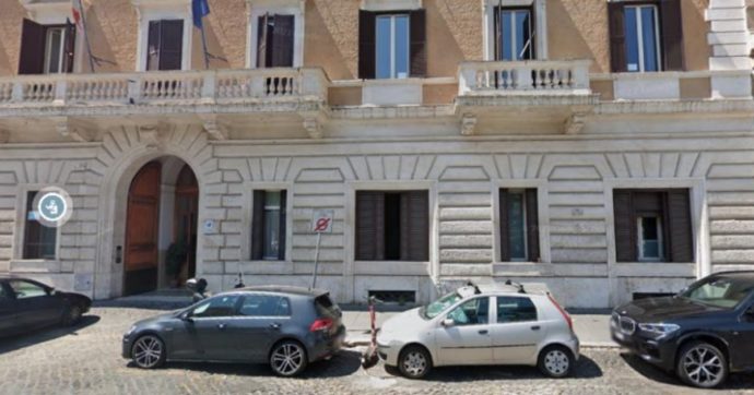 Protégée di Berlusconi “sfonda” un palazzo storico per aprire un locale (in guerra con i condomini). Il giudice: “Se sbaglia ricostruirà”