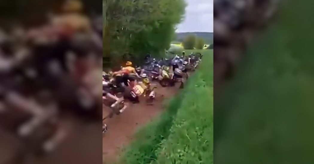 Tour de Bretagne, il fango sorprende i ciclisti: la caduta è disastrosa. Annullata la tappa – Video