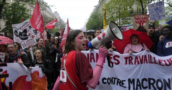 Francia, i sindacati: nuovo sciopero il 6 giugno. Polemiche per il romanzo a sfondo erotico del ministro dell’Economia