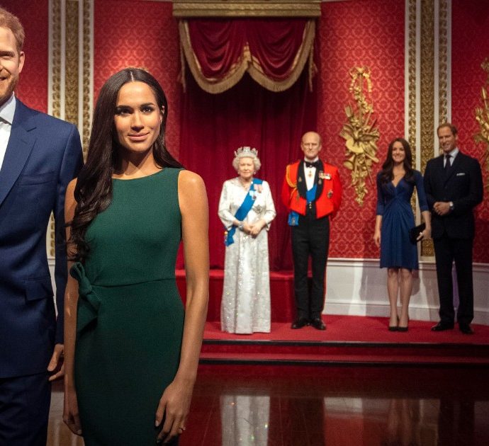 La statua del principe Harry torna tra la Royal Family al museo delle cere di Madame Tussauds di Londra. Quella di Meghan no