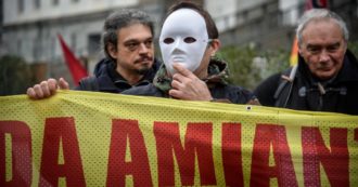 Copertina di Vittime dell’amianto, il regalo a Fincantieri: lo Stato si carica risarcimenti per 80 milioni