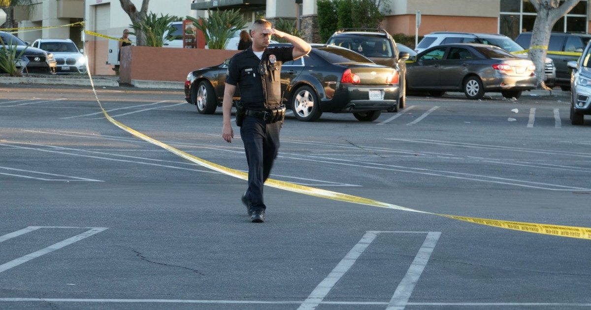 Va al ristorante, fa parcheggiare l’auto ad un parcheggiatore, scopre che è un abusivo, esce e lo uccide. Poi cena e se ne torna a casa