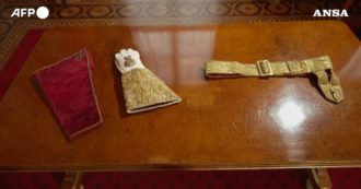 Copertina di Carlo III, presentati a Buckingham Palace gli abiti per l’incoronazione: ecco cosa indosserà il Re – Video