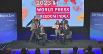 Copertina di Il segretario di Stato Usa parla di libertà di stampa e viene interrotto da due supporter di Julian Assange: “Liberatelo” – Video