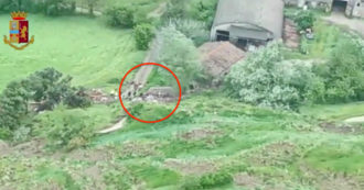 Copertina di Alluvione in Emilia-Romagna, le immagini della casa il cui crollo ha provocato un morto: il video dall’elicottero della polizia