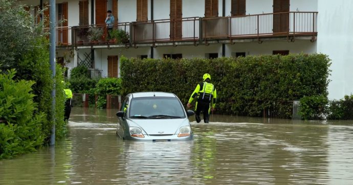 In Emilia-Romagna 400 case evacuate per l’alluvione: 2 morti. Nel Ravennate in 36 ore dal doppio al triplo dell’acqua attesa in un mese