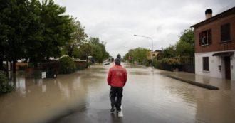 Copertina di Fiume Po, dalla siccità estrema ai pesanti danni dell’alluvione in 24 ore: campagne sott’acqua e frane, è l’effetto dei cambiamenti climatici