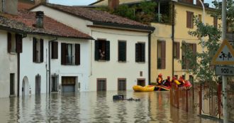 Copertina di Alluvione Emilia Romagna, vigili del fuoco in gommone per soccorrere le persone bloccate nel quartiere Borgo di Faenza