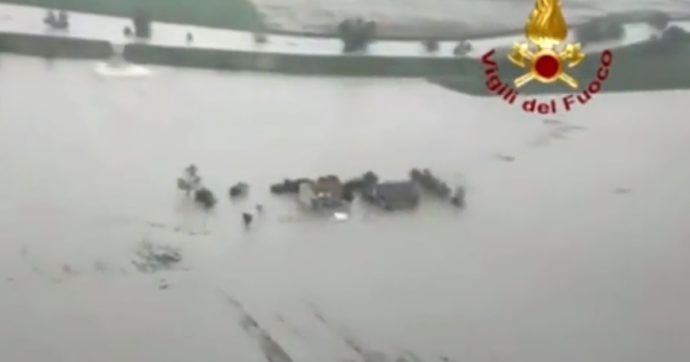 In Emilia-Romagna 400 case evacuate, scuole chiuse e treni sospesi per l’alluvione. Crolla casa nel Bolognese