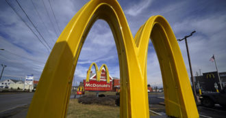 Copertina di McDonald’s chiude il ristorante di Bari dopo la denuncia della Cgil su malori per il caldo