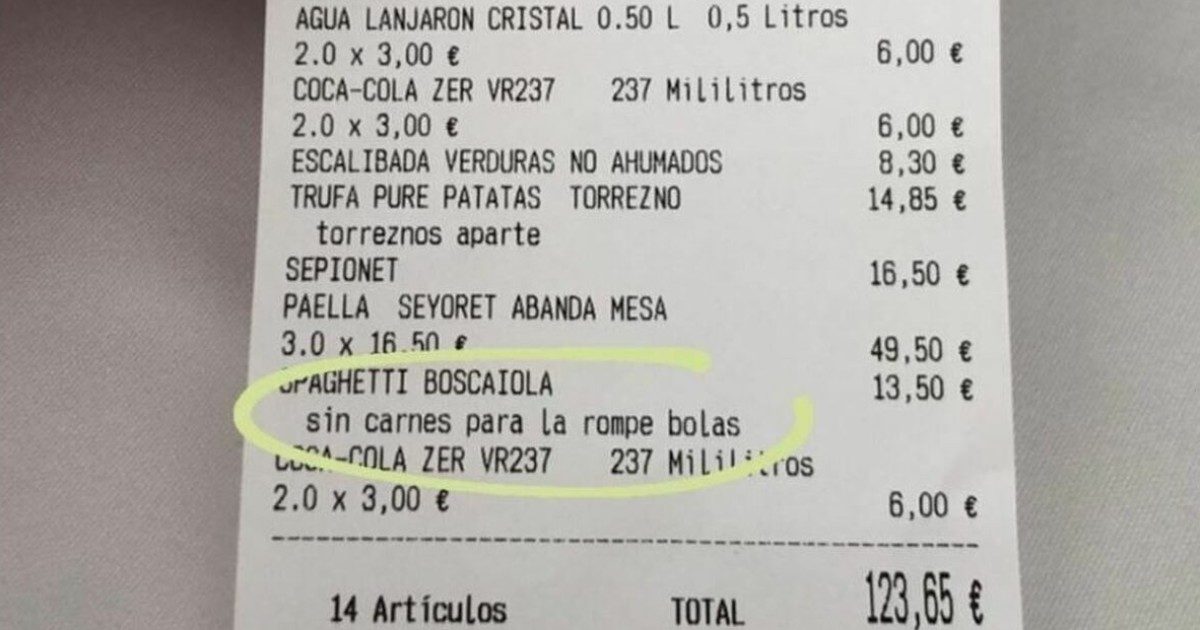 “Niente carne per la rompiballe”: cameriere scrive nello scontrino un commento al vetriolo sulla cliente, scoppia la polemica