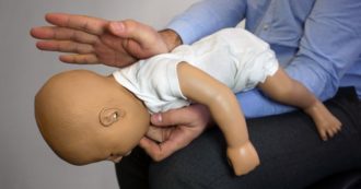Copertina di Manovra antisoffocamento, l’errore potenzialmente mortale che fanno molti genitori: “E’ proprio questo che salverà la vita a tuo figlio”