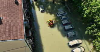 Copertina di Alluvione a Faenza, il giorno dopo la città è ancora allagata: le auto sono sommerse, pompieri in azione sul gommone
