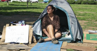 Copertina di Affitti troppo alti a Milano, studentessa dorme in tenda di fronte al Politecnico: “Dai 700 euro in su per una stanza, tanti giovani scelgono altre città”