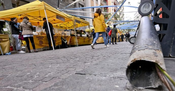 Il vento e i festoni per lo scudetto del Napoli fanno cadere un lampione sulla tenda del mercatino Coldiretti