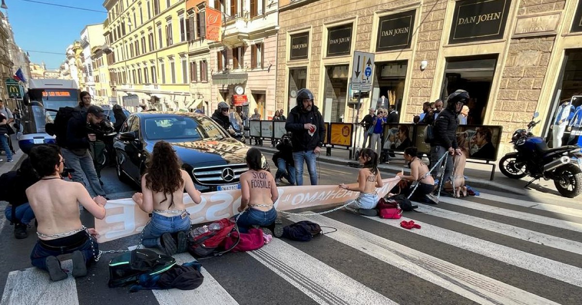 Ultima Generazione Nudi In Via Del Tritone Il Fatto Quotidiano