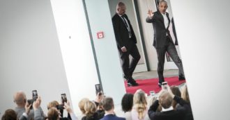Copertina di Barack Obama parla a Berlino davanti a 10mila persone: biglietti da 80 fino a 3mila euro per un selfie con l’ex presidente