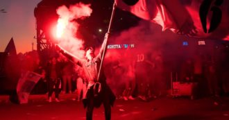 Copertina di Udinese-Napoli, fuori dallo stadio “Maradona” è già euforia. Cori, bandiere e fumogeni: l’attesa per lo scudetto